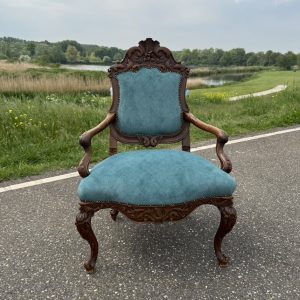 Antieke fauteuil gestoffeerd en vernieuwd